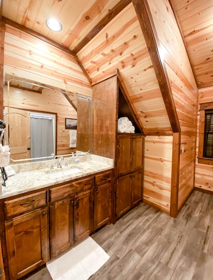 Spacious and Pet Friendly Rustic Lodge, Perfect for a Family Getaway to Broken Bow, OK
