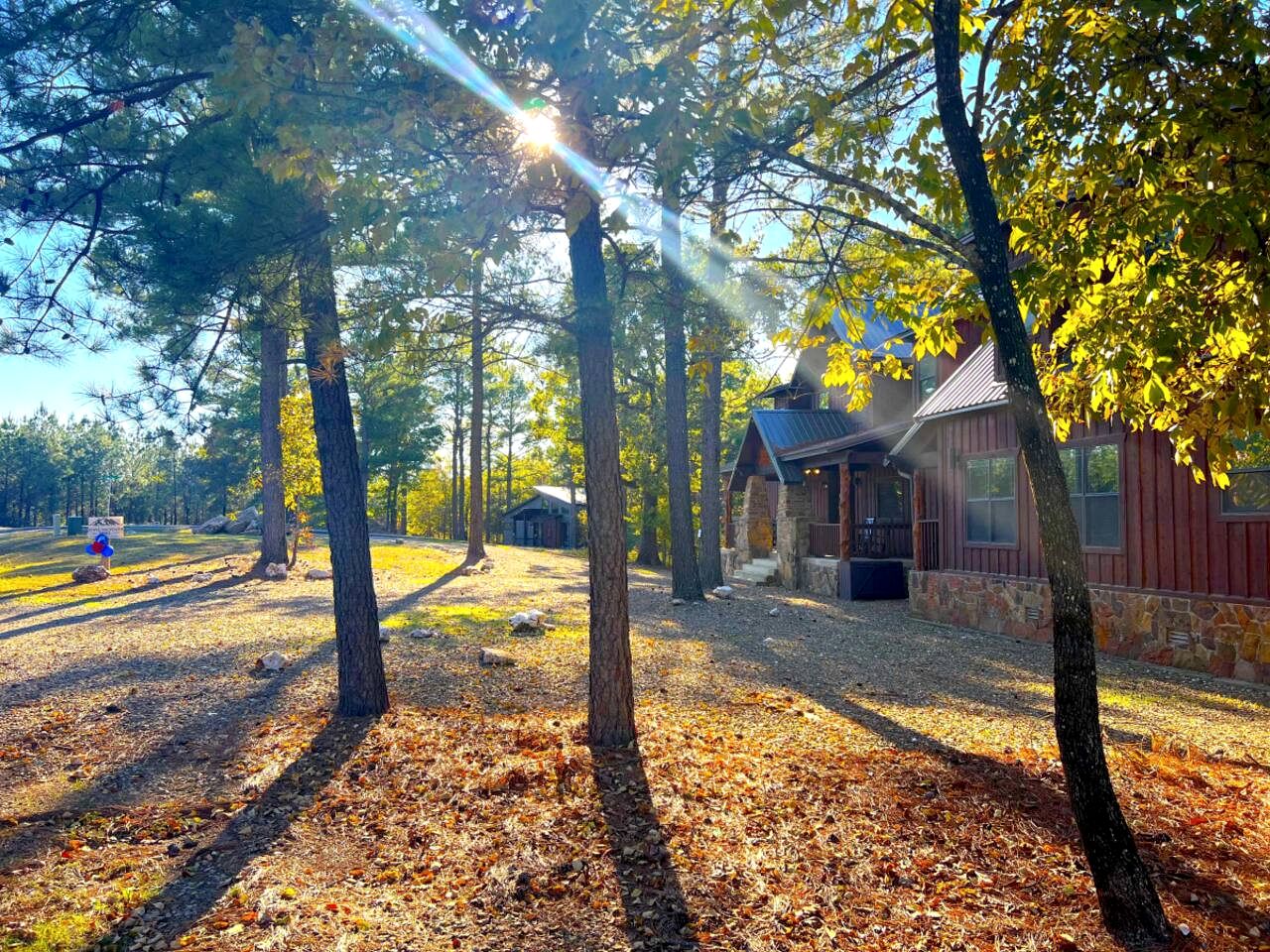 Spacious and Pet Friendly Rustic Lodge, Perfect for a Family Getaway to Broken Bow, OK