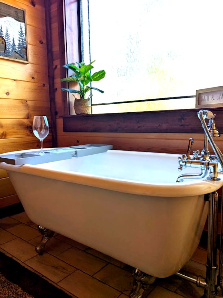 Spacious and Pet Friendly Rustic Lodge, Perfect for a Family Getaway to Broken Bow, OK