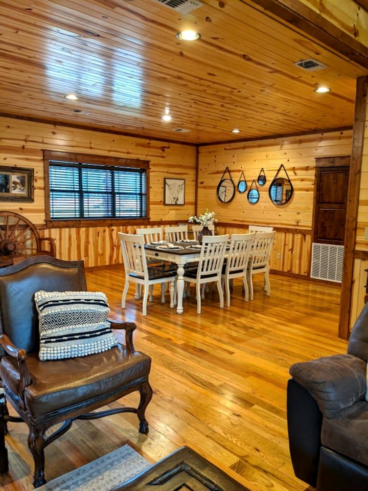 Spacious and Pet Friendly Rustic Lodge, Perfect for a Family Getaway to Broken Bow, OK