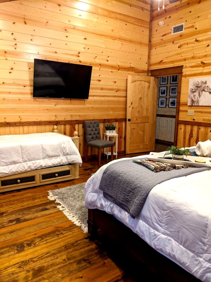 Spacious and Pet Friendly Rustic Lodge, Perfect for a Family Getaway to Broken Bow, OK