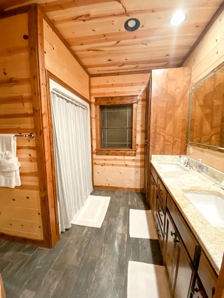 Spacious and Pet Friendly Rustic Lodge, Perfect for a Family Getaway to Broken Bow, OK