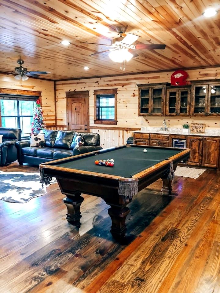 Spacious and Pet Friendly Rustic Lodge, Perfect for a Family Getaway to Broken Bow, OK