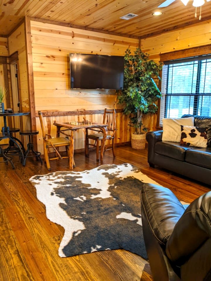 Spacious and Pet Friendly Rustic Lodge, Perfect for a Family Getaway to Broken Bow, OK