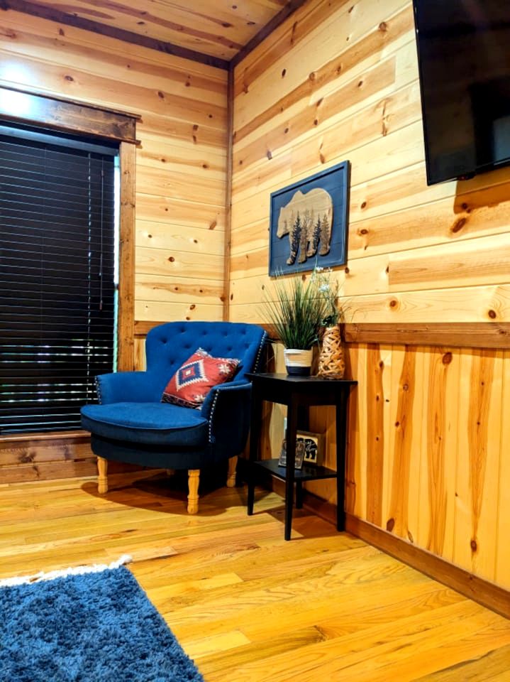 Spacious and Pet Friendly Rustic Lodge, Perfect for a Family Getaway to Broken Bow, OK