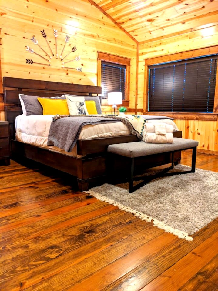 Spacious and Pet Friendly Rustic Lodge, Perfect for a Family Getaway to Broken Bow, OK