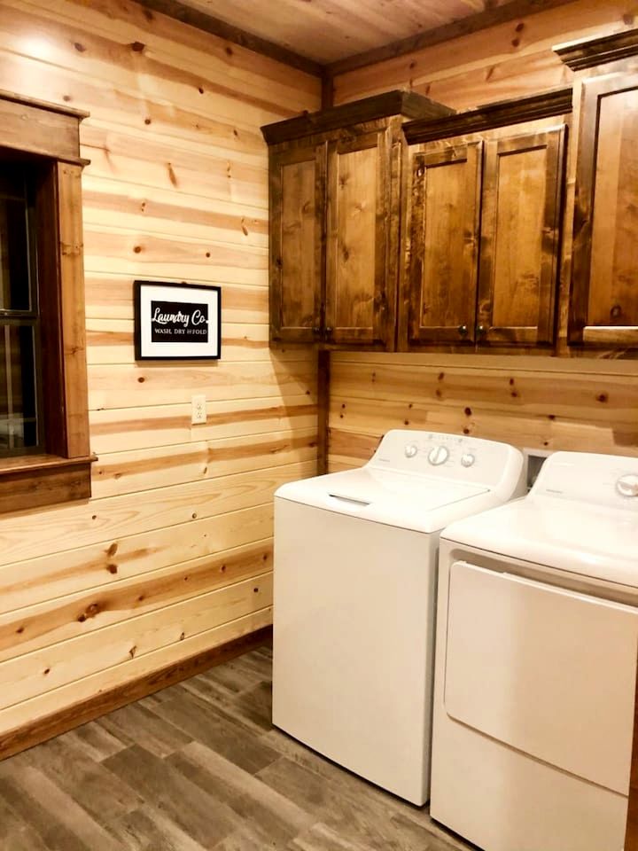 Spacious and Pet Friendly Rustic Lodge, Perfect for a Family Getaway to Broken Bow, OK