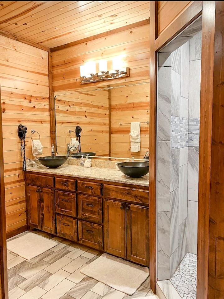Spacious and Pet Friendly Rustic Lodge, Perfect for a Family Getaway to Broken Bow, OK