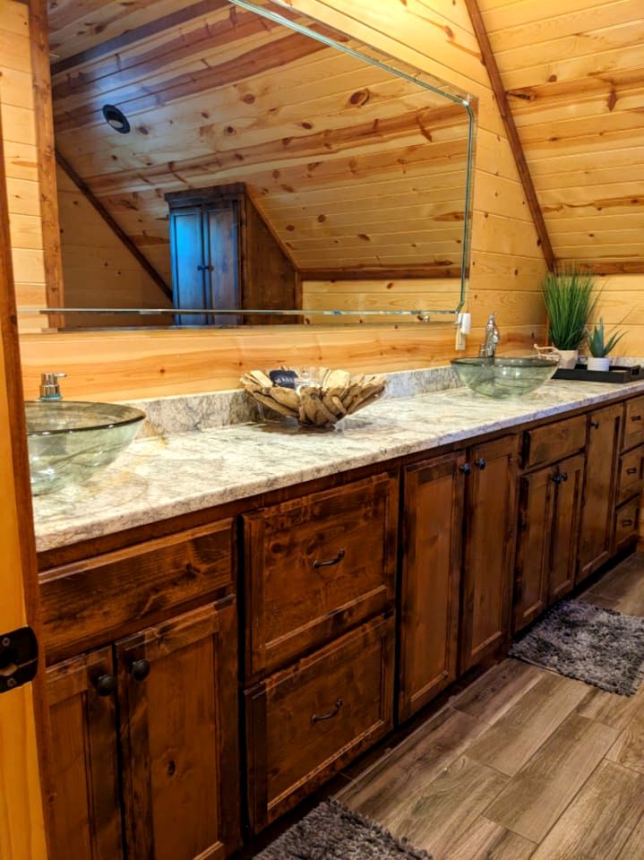 Spacious and Pet Friendly Rustic Lodge, Perfect for a Family Getaway to Broken Bow, OK