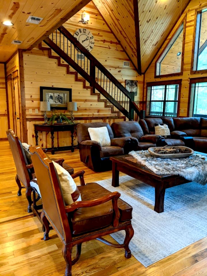 Spacious and Pet Friendly Rustic Lodge, Perfect for a Family Getaway to Broken Bow, OK