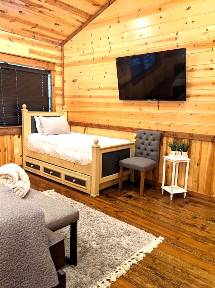 Spacious and Pet Friendly Rustic Lodge, Perfect for a Family Getaway to Broken Bow, OK