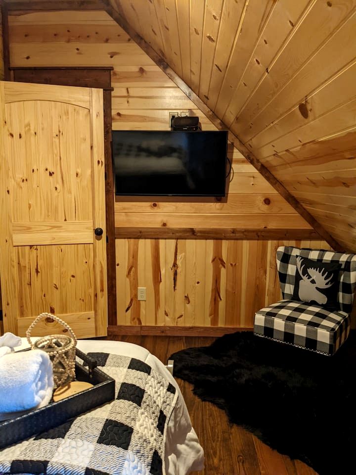 Spacious and Pet Friendly Rustic Lodge, Perfect for a Family Getaway to Broken Bow, OK
