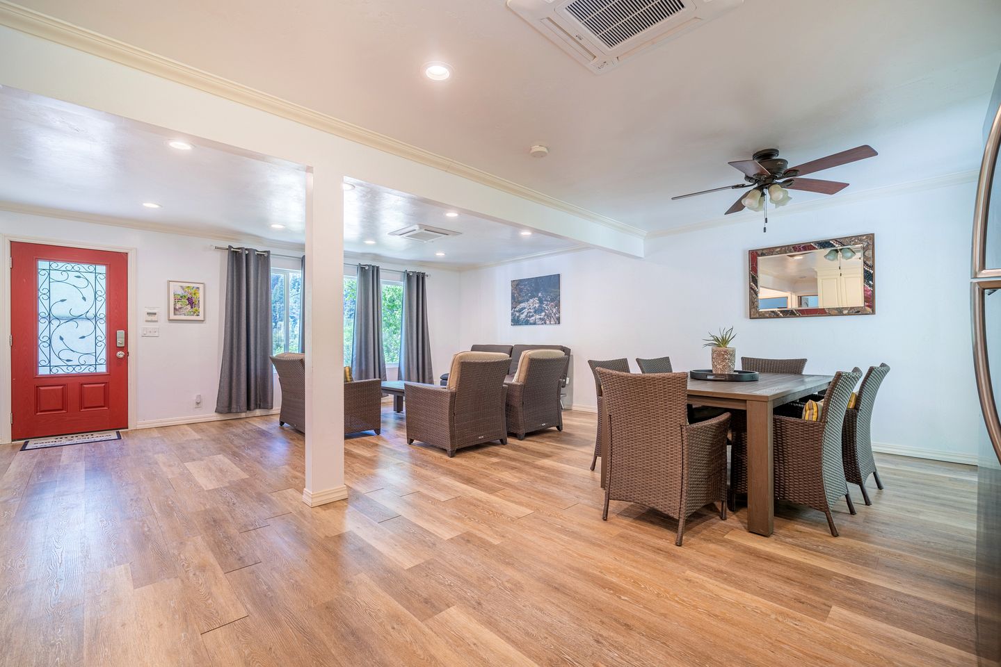 Spacious and Pet-Friendly Sunny Yellow Cabin for a Wonderful Escape by the Trinity River in California