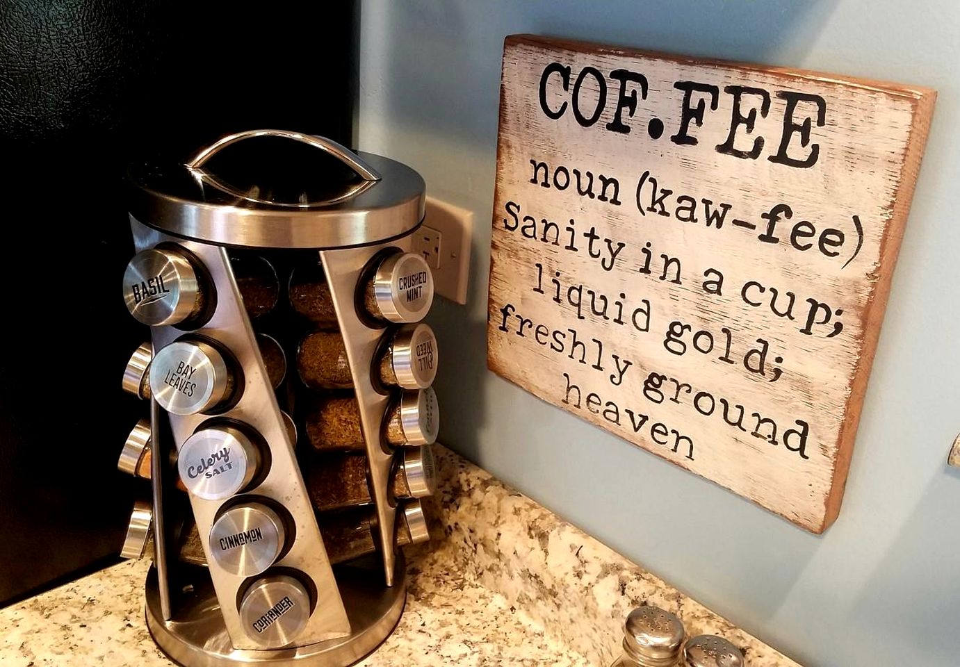 Spacious and Pet-Friendly Sunny Yellow Cabin for a Wonderful Escape by the Trinity River in California