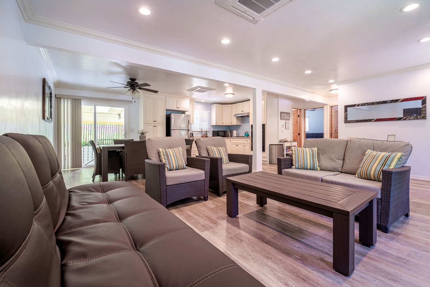 Spacious and Pet-Friendly Sunny Yellow Cabin for a Wonderful Escape by the Trinity River in California