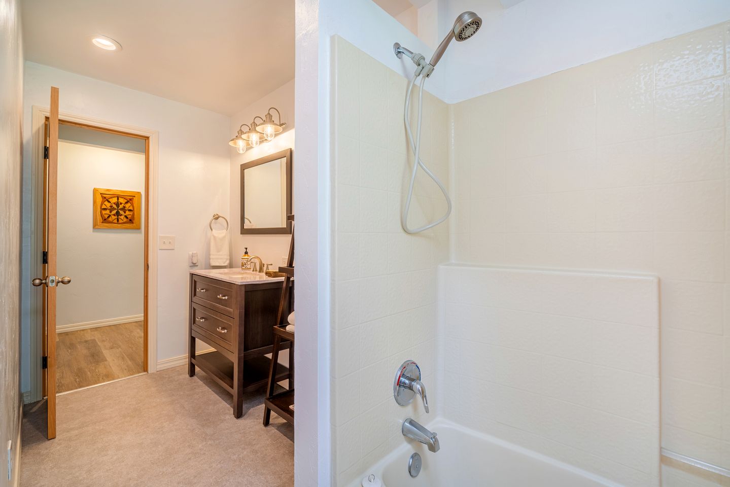 Spacious and Pet-Friendly Sunny Yellow Cabin for a Wonderful Escape by the Trinity River in California