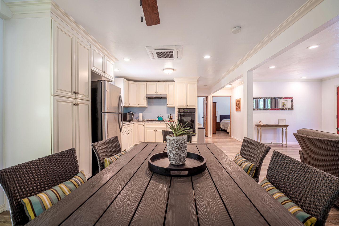 Spacious and Pet-Friendly Sunny Yellow Cabin for a Wonderful Escape by the Trinity River in California