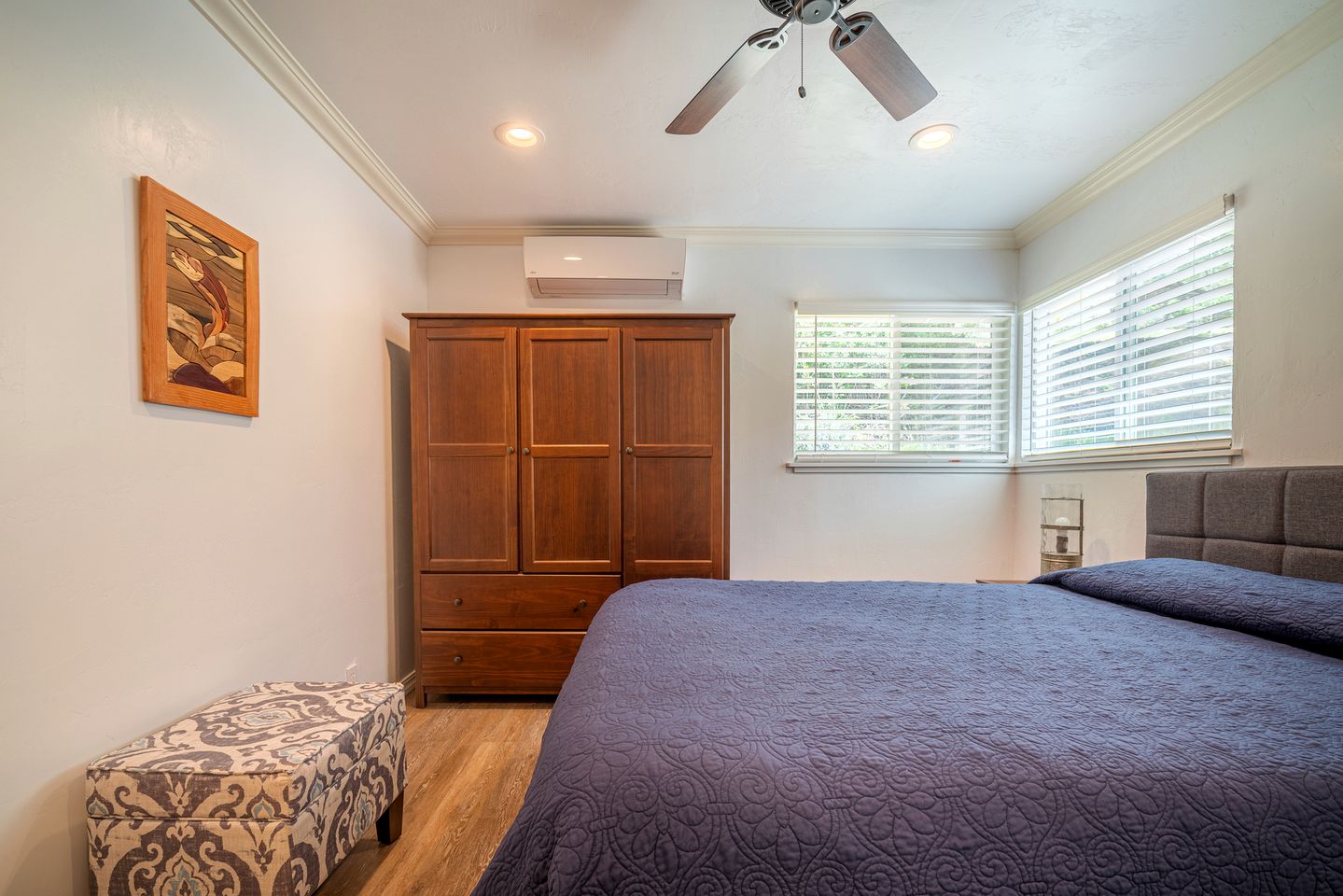 Spacious and Pet-Friendly Sunny Yellow Cabin for a Wonderful Escape by the Trinity River in California