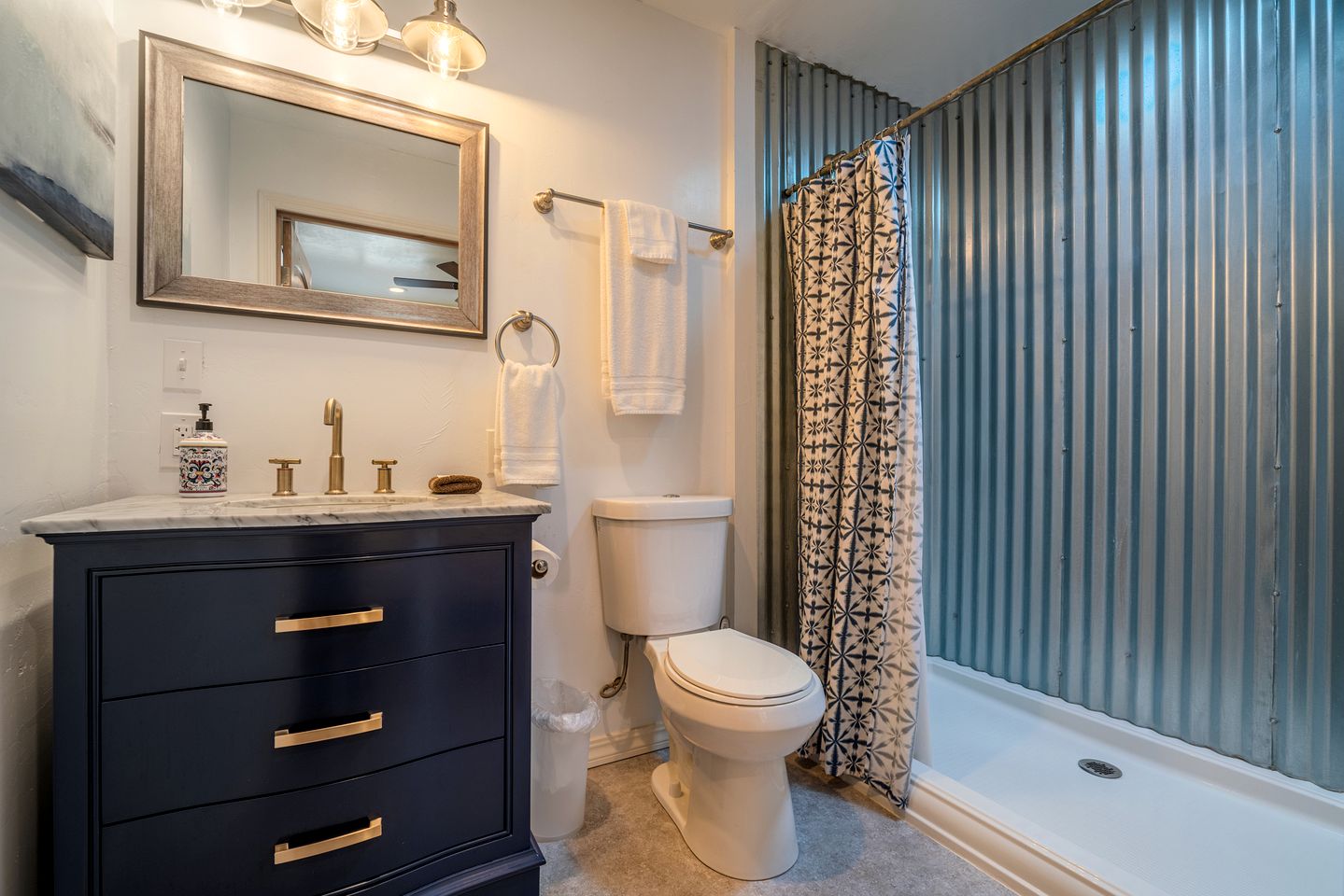 Spacious and Pet-Friendly Sunny Yellow Cabin for a Wonderful Escape by the Trinity River in California