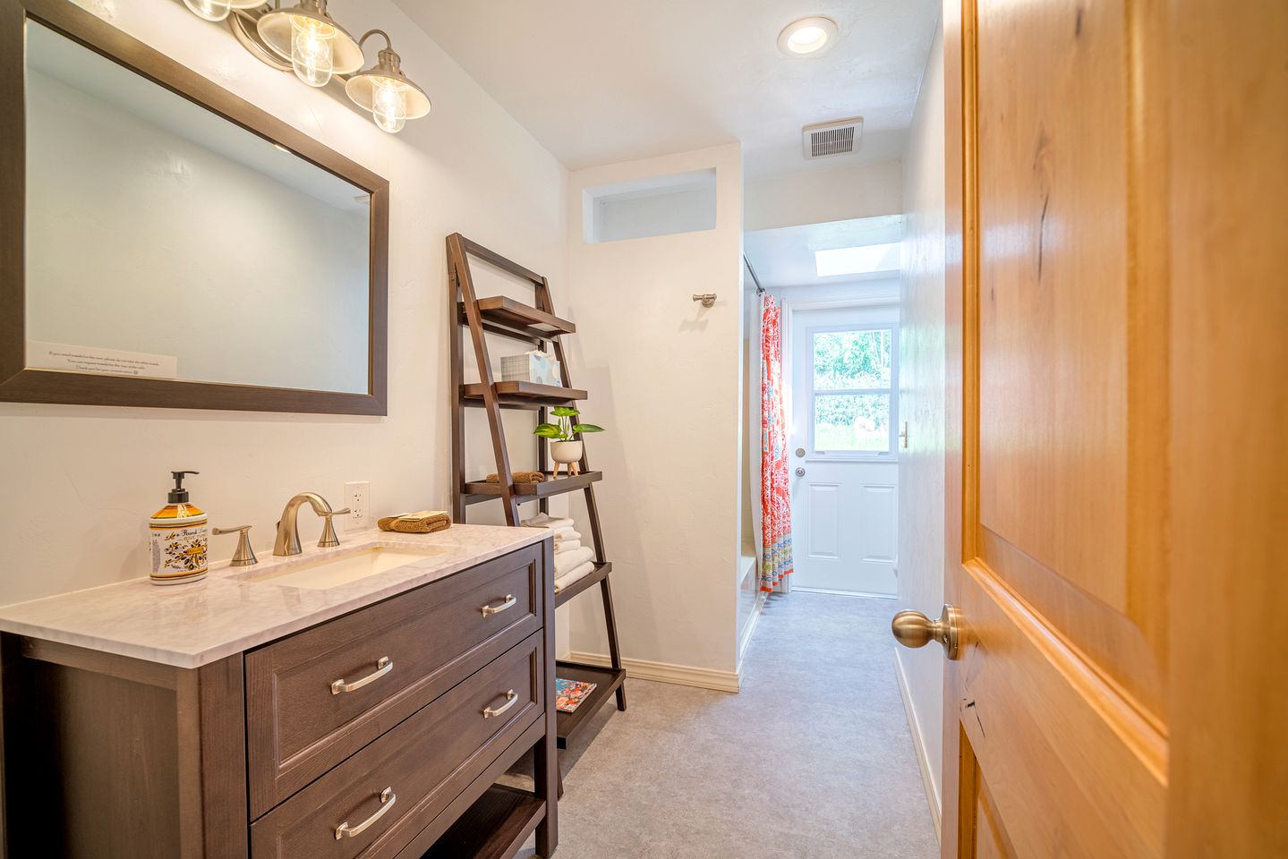 Spacious and Pet-Friendly Sunny Yellow Cabin for a Wonderful Escape by the Trinity River in California