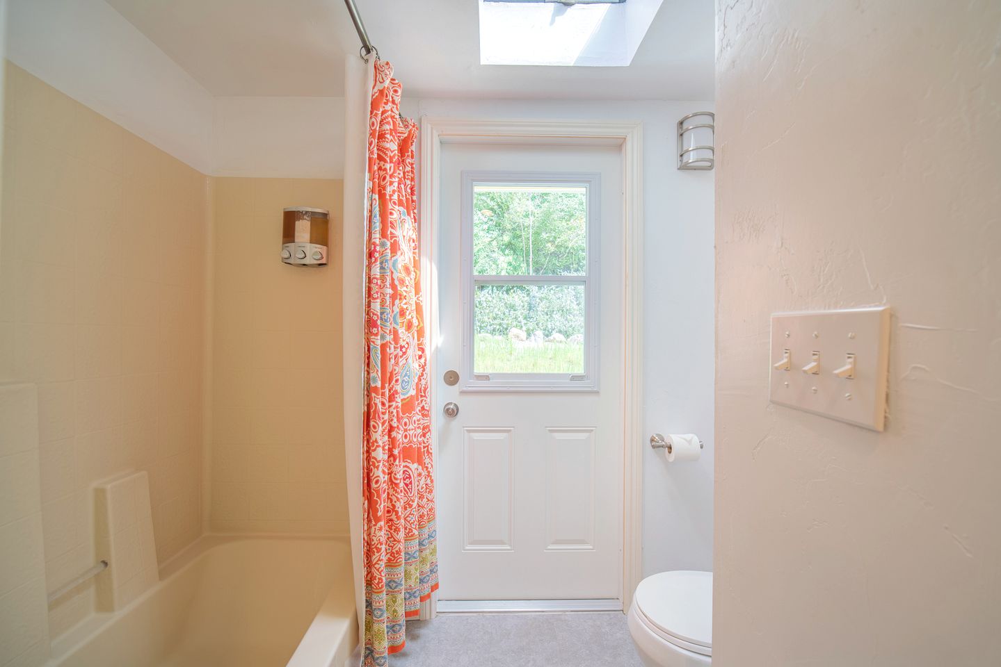 Spacious and Pet-Friendly Sunny Yellow Cabin for a Wonderful Escape by the Trinity River in California