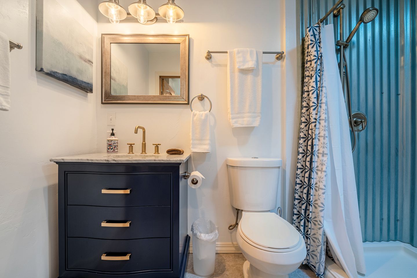 Spacious and Pet-Friendly Sunny Yellow Cabin for a Wonderful Escape by the Trinity River in California