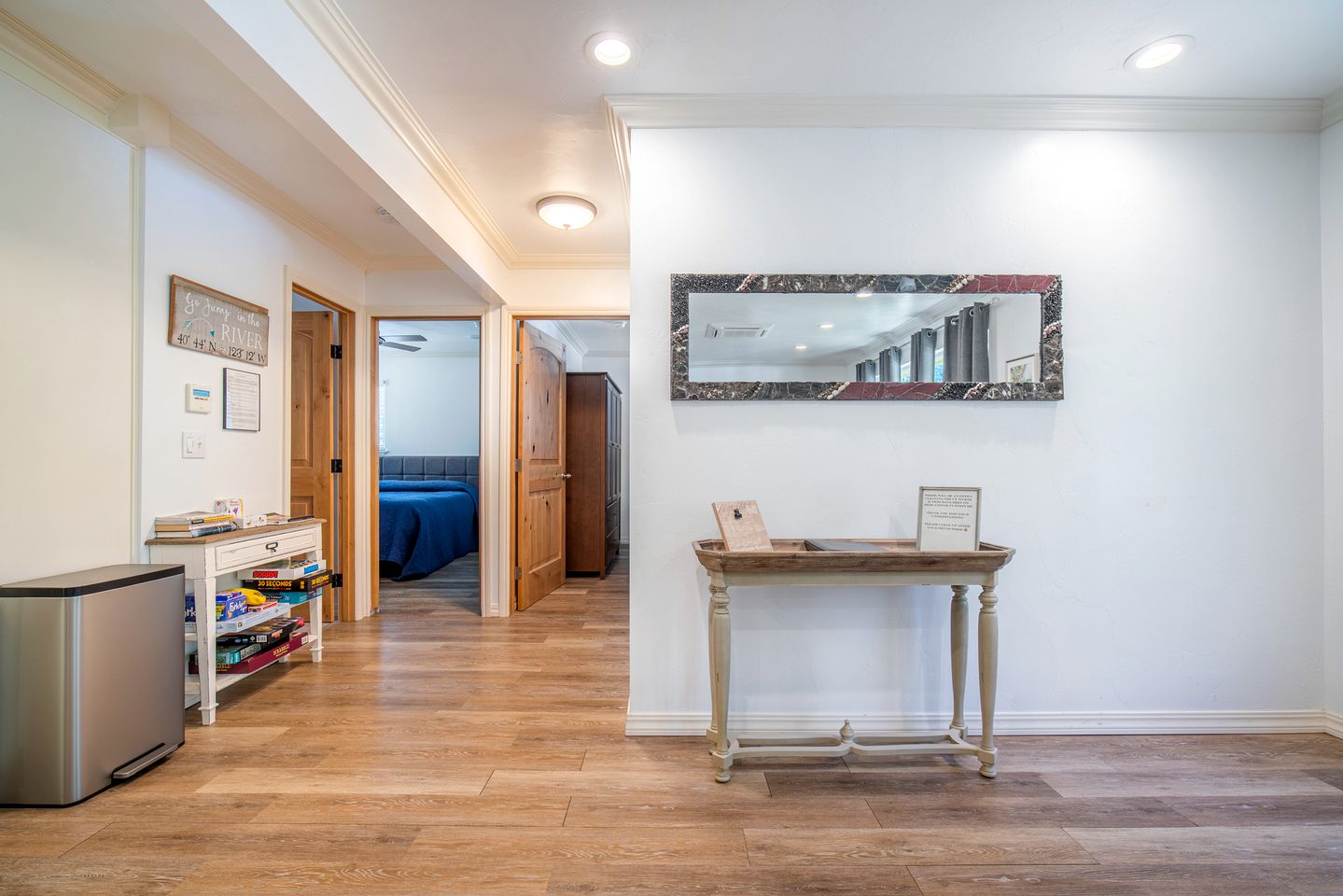 Spacious and Pet-Friendly Sunny Yellow Cabin for a Wonderful Escape by the Trinity River in California