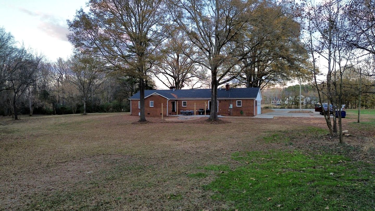 Family-Friendly Cottage with Pool Table and Fire Pit in Indian Trail, North Carolina