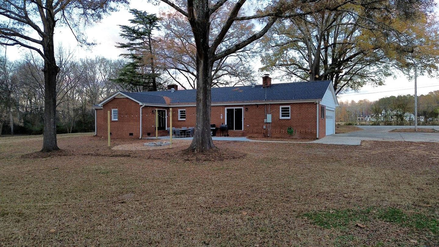 Family-Friendly Cottage with Pool Table and Fire Pit in Indian Trail, North Carolina