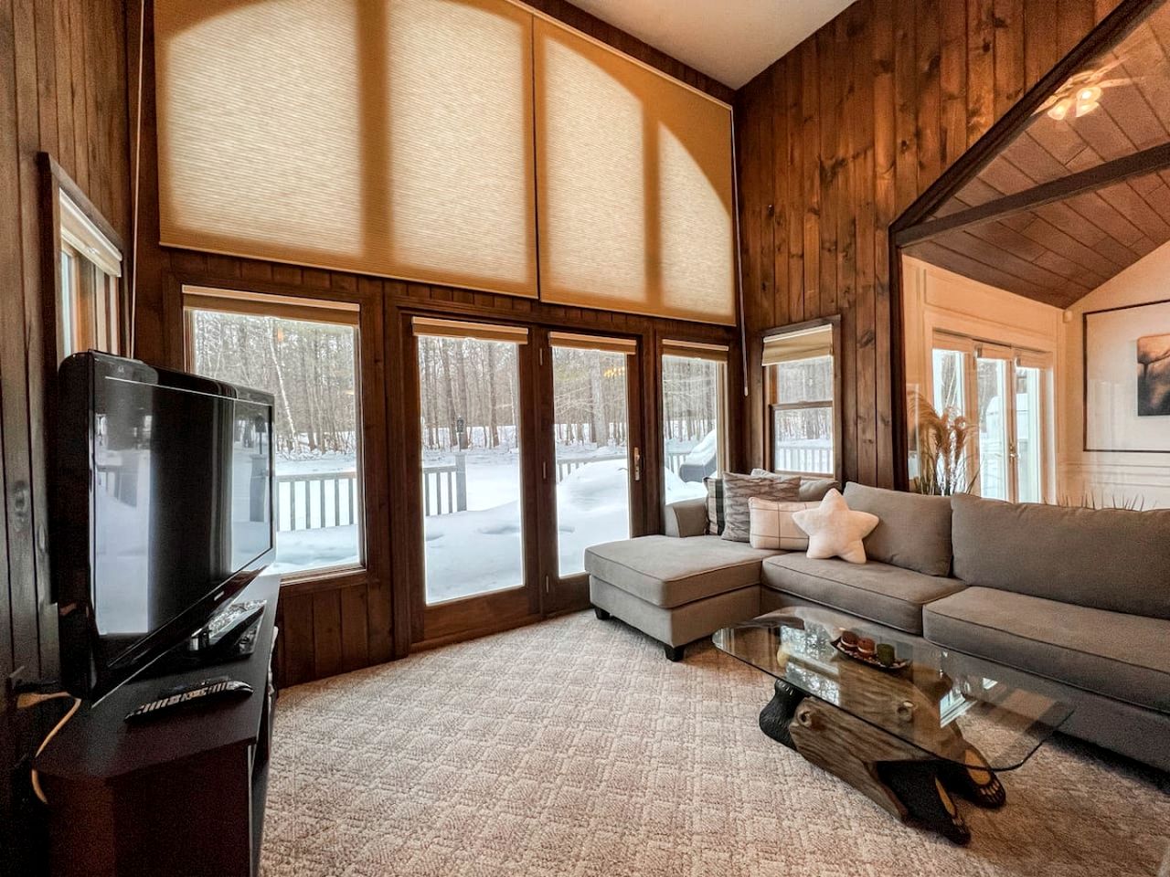 Spacious Riverfront Villa with Swimming Pool and Game Room in Bartlett, New Hampshire