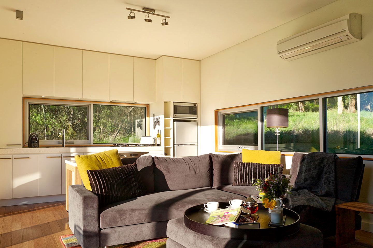 Romantic Studio Cabin for Luxury Getaway with Breakfast next to Mount Buffalo