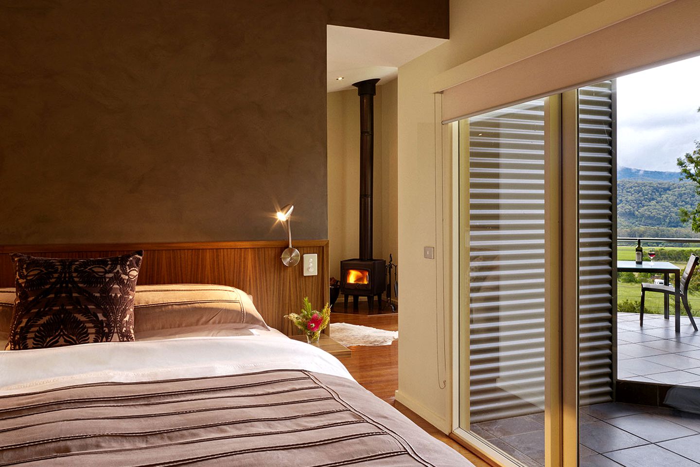 Romantic Studio Cabin for Luxury Getaway with Breakfast next to Mount Buffalo