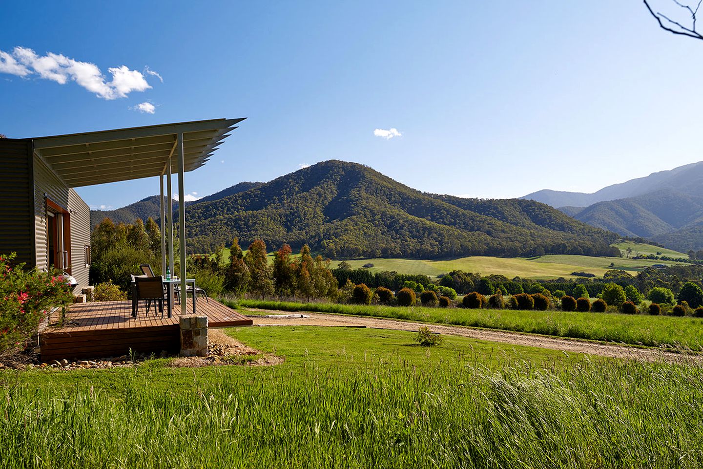 Romantic Studio Cabin for Luxury Getaway with Breakfast next to Mount Buffalo