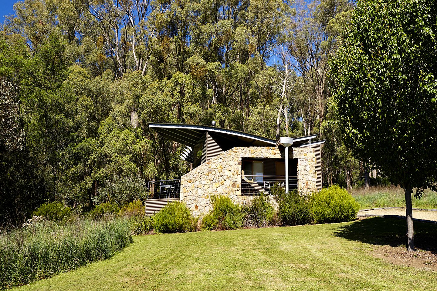 Romantic Studio Cabin for Luxury Getaway with Breakfast next to Mount Buffalo