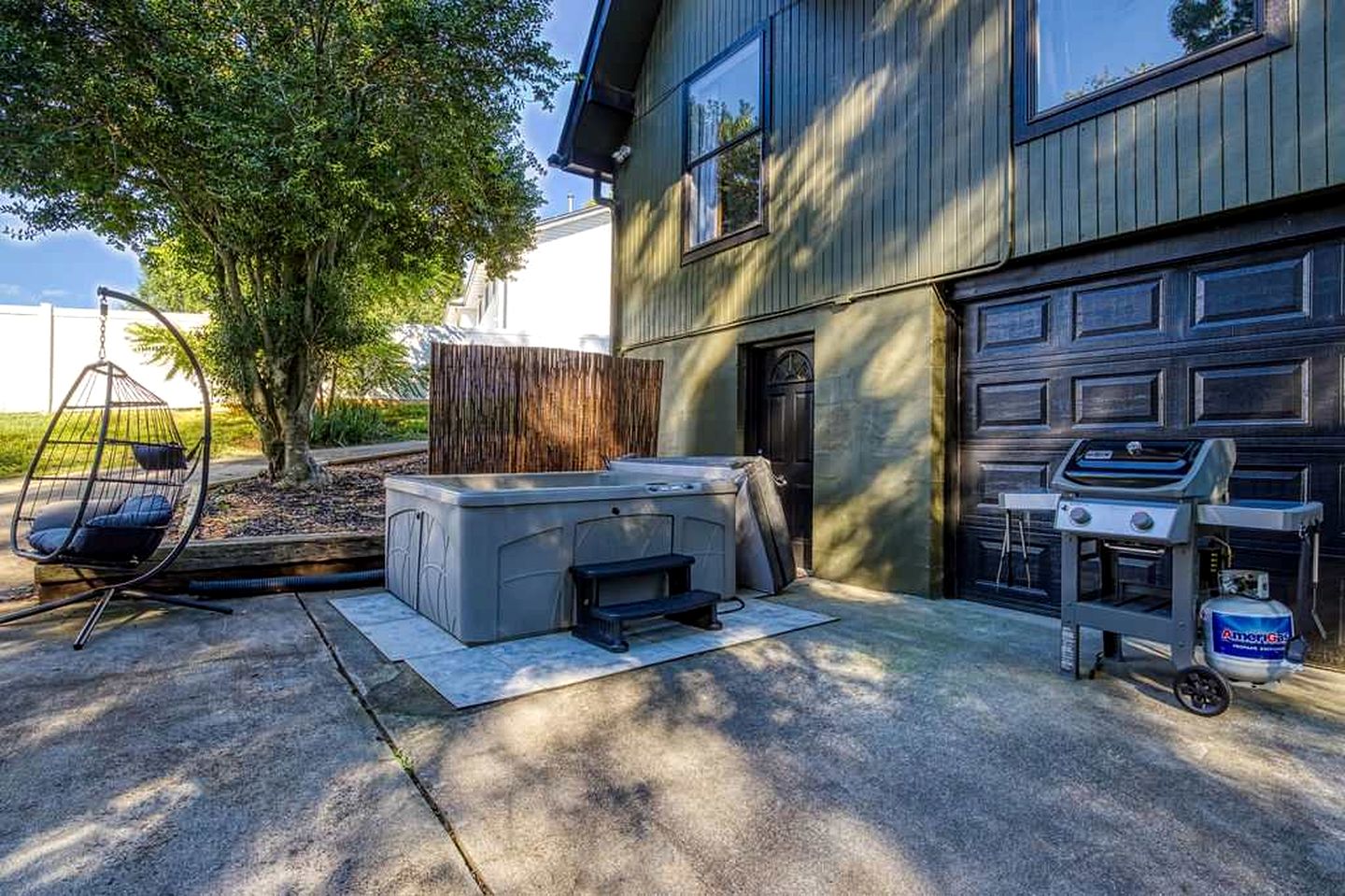 Spacious Smoky Mountain Cabin with RV Parking, Hot Tub & Game Room near Soaky Mountain Water Park in Sevierville, TN