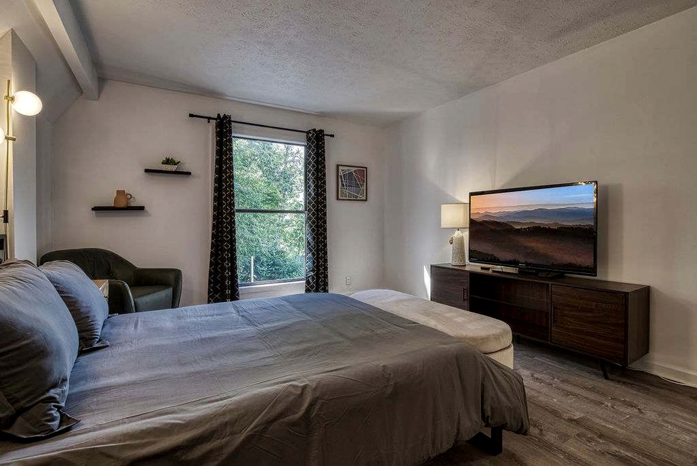 Spacious Smoky Mountain Cabin with RV Parking, Hot Tub & Game Room near Soaky Mountain Water Park in Sevierville, TN