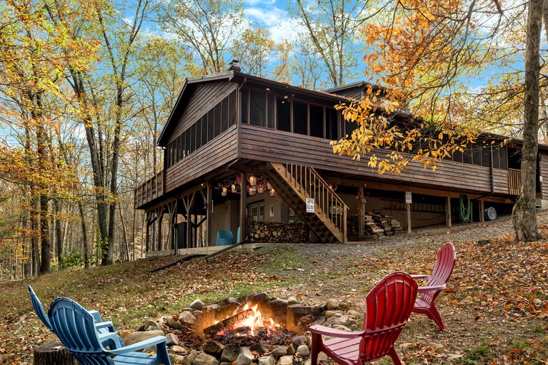 Awesome Wooden Cabin with Fire Pit in Great Cacapon, West Virginia