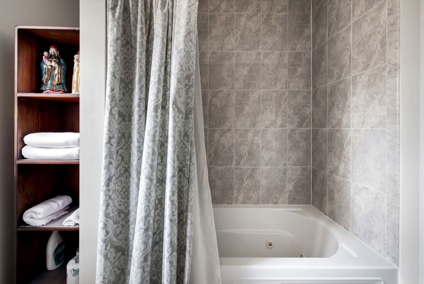 Awesome Wooden Cabin with Fire Pit in Great Cacapon, West Virginia