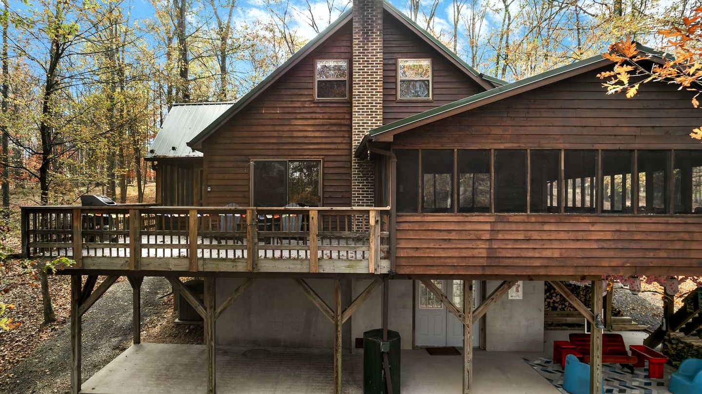 Awesome Wooden Cabin with Fire Pit in Great Cacapon, West Virginia