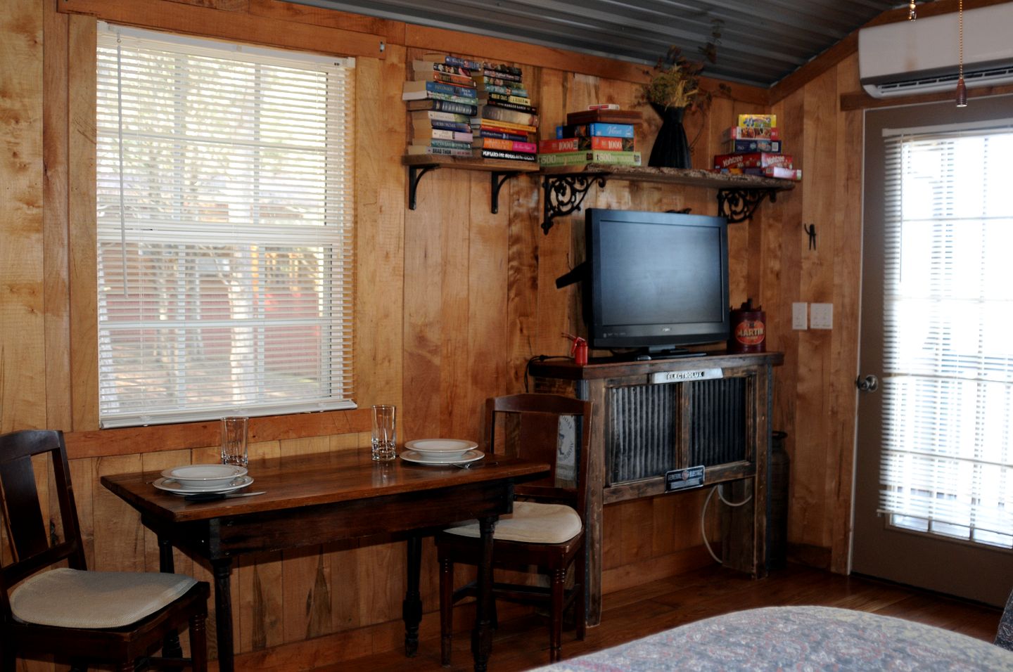 Sparta's Hidden Gem: Unique Views Cabin for an Intimate Escape