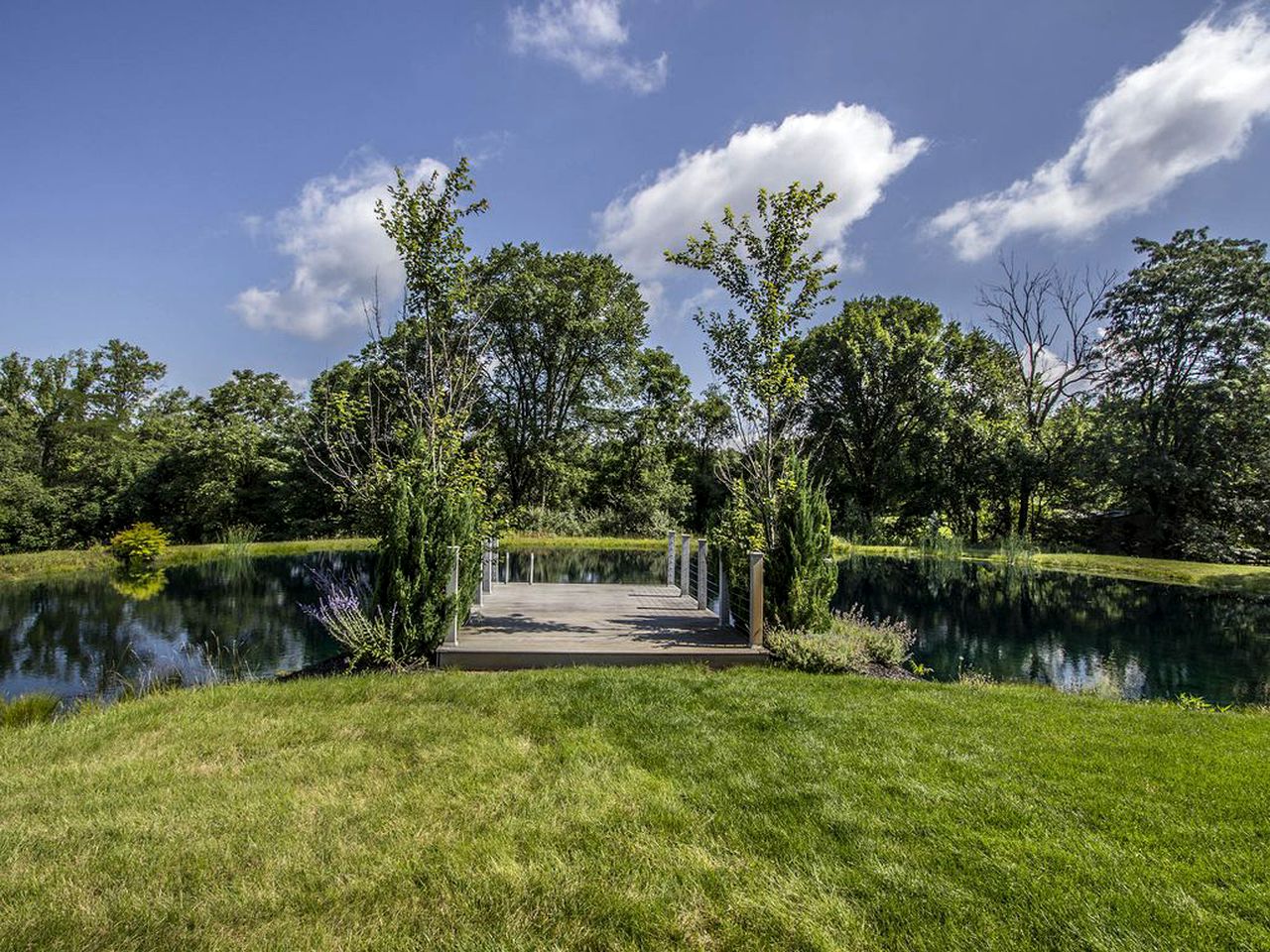 Luxury Cottage Rental with a Hot Tub and a Pond near Columbus, Ohio