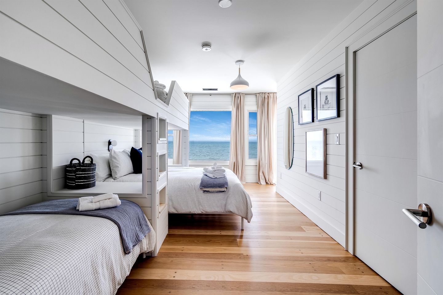 Spectacular Beach House with Gorgeous Sights in Kingsville, Ontario