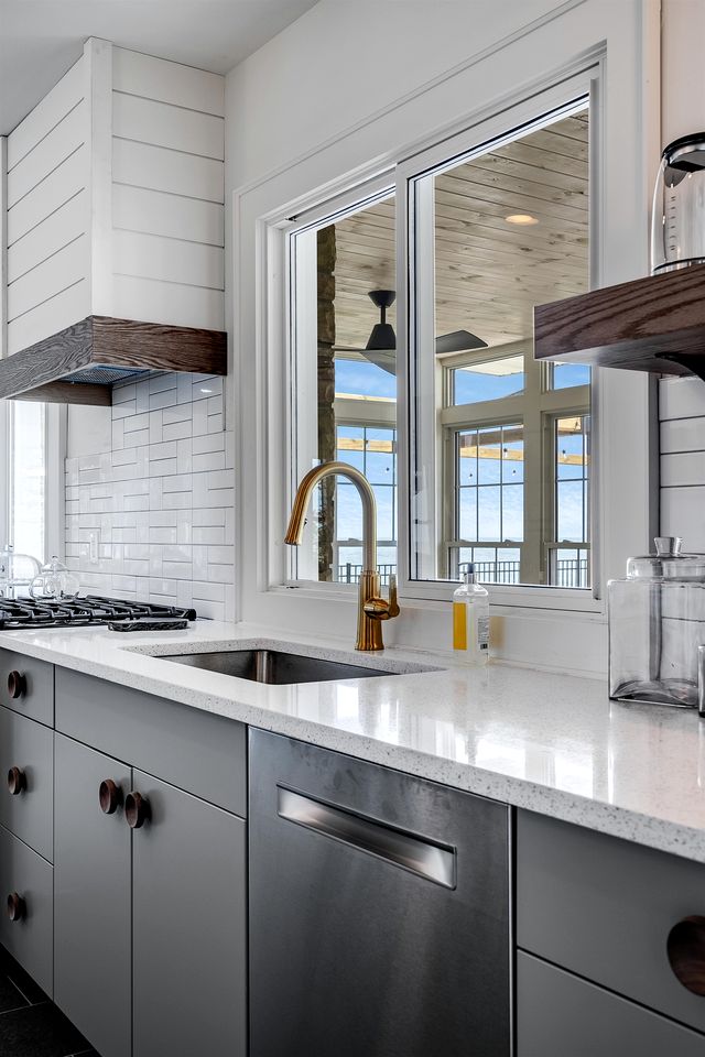 Spectacular Beach House with Gorgeous Sights in Kingsville, Ontario