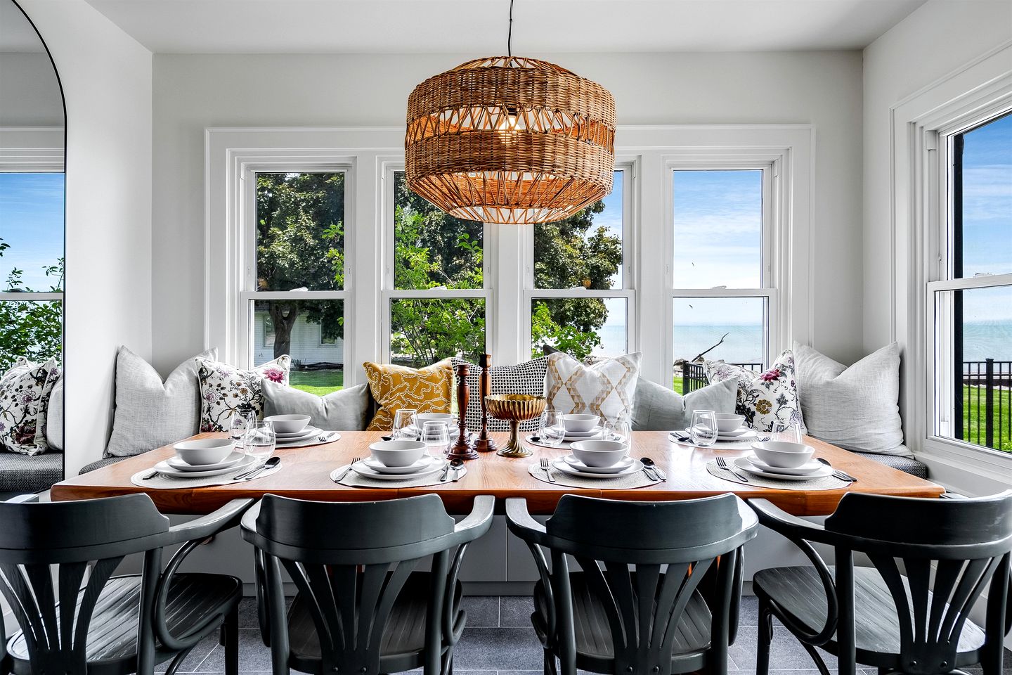 Spectacular Beach House with Gorgeous Sights in Kingsville, Ontario