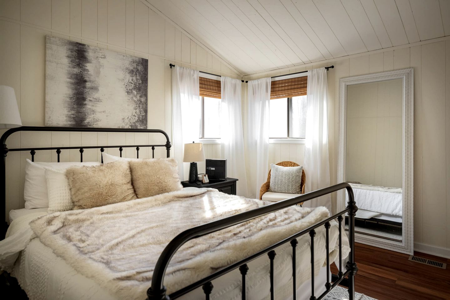 Spectatular Cabin with Sauna, Fire Pit and Modern Decor in Hedgesvile, WV