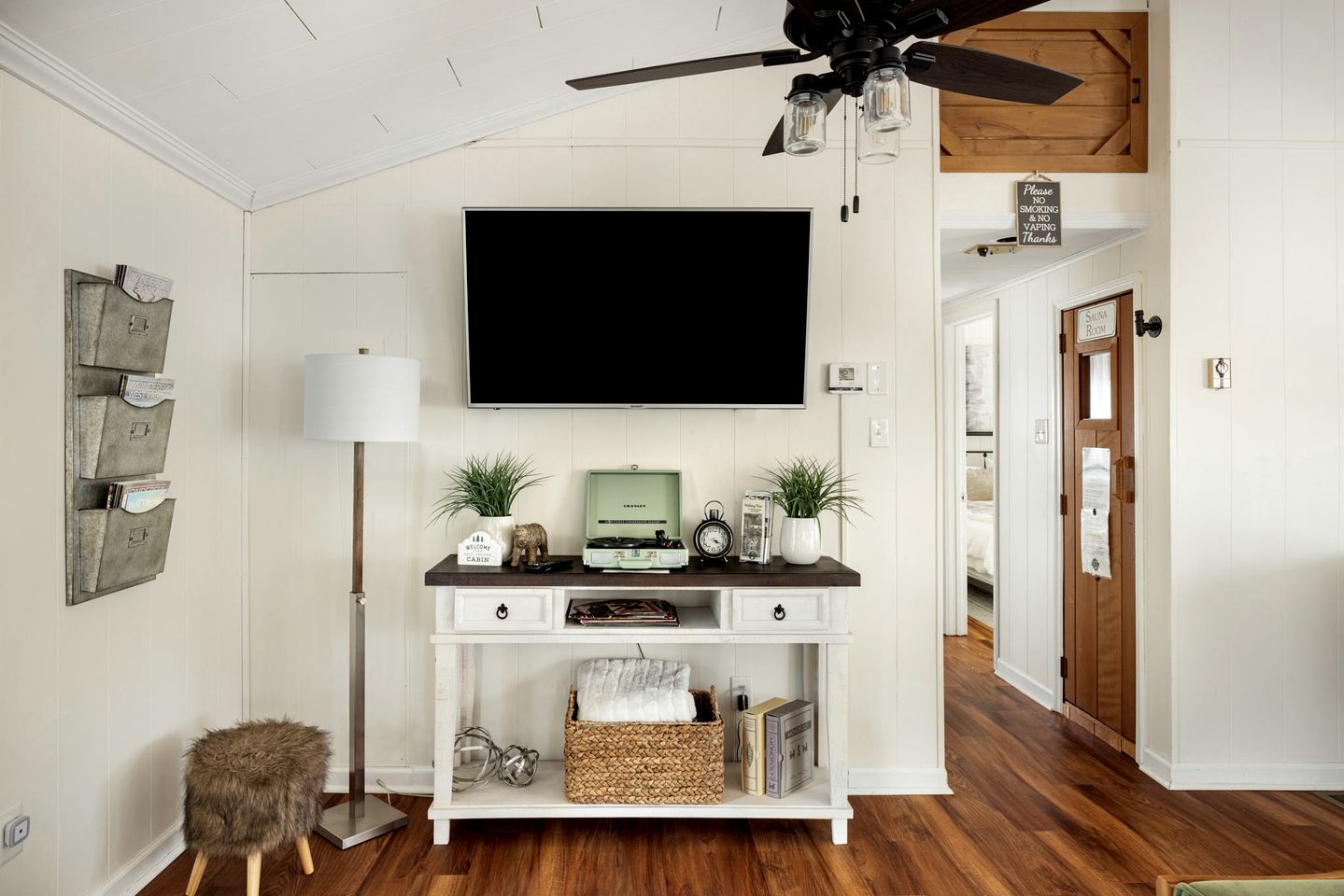 Spectatular Cabin with Sauna, Fire Pit and Modern Decor in Hedgesvile, WV