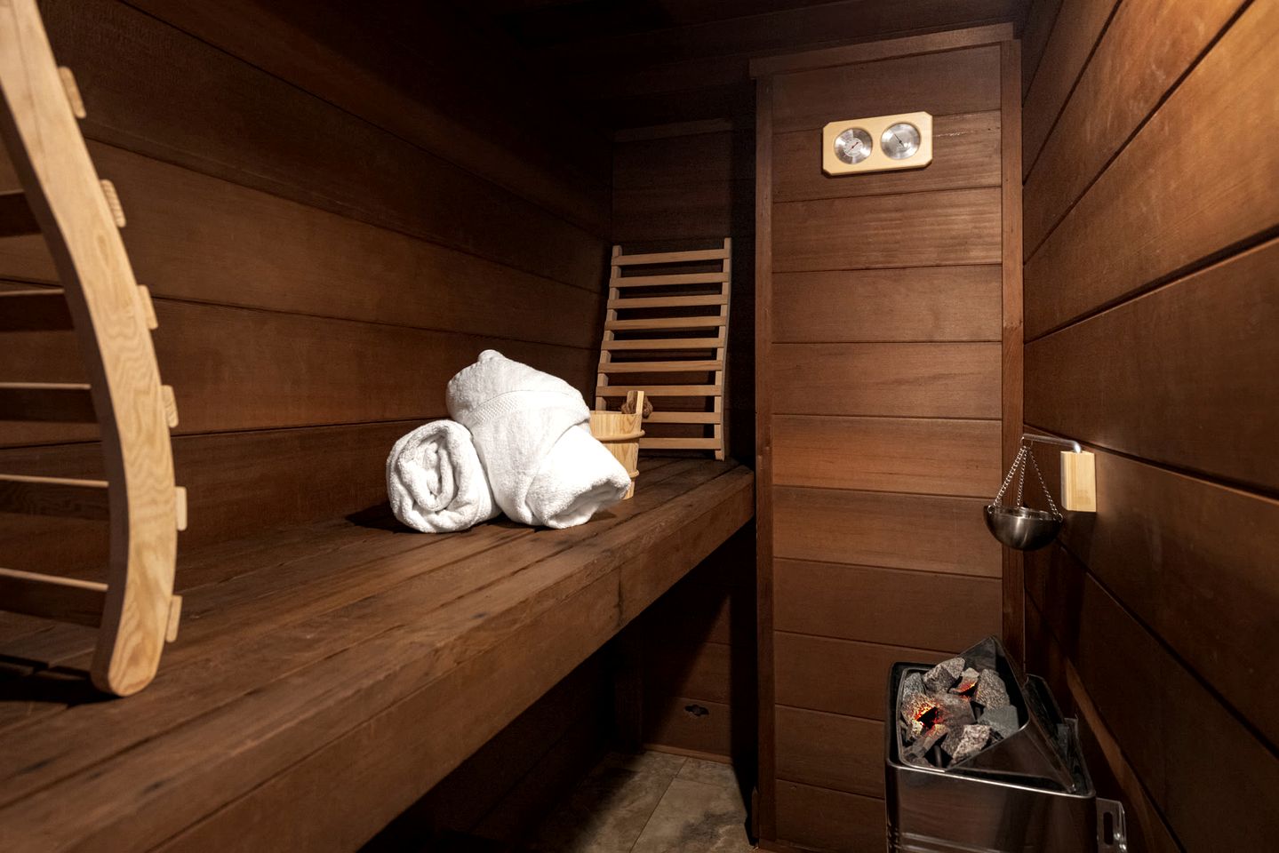 Spectatular Cabin with Sauna, Fire Pit and Modern Decor in Hedgesvile, WV