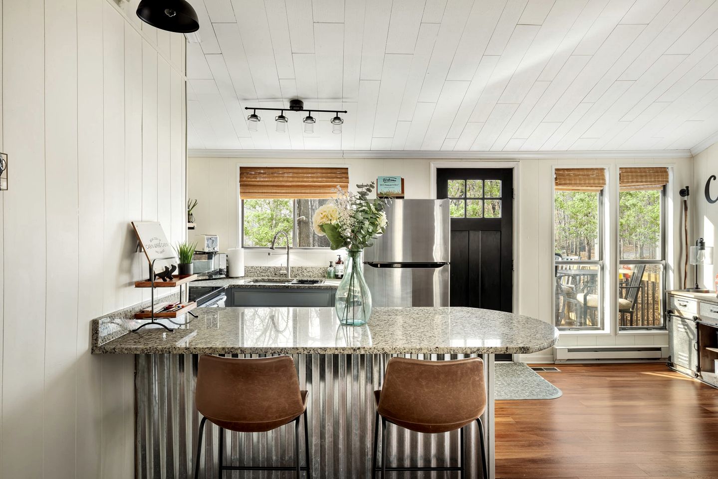 Spectatular Cabin with Sauna, Fire Pit and Modern Decor in Hedgesvile, WV