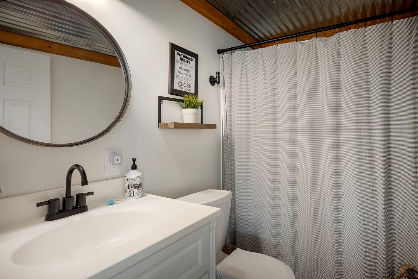 Spectatular Cabin with Sauna, Fire Pit and Modern Decor in Hedgesvile, WV