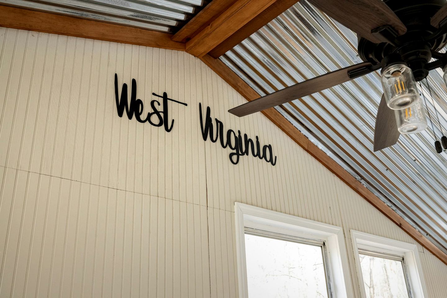 Spectatular Cabin with Sauna, Fire Pit and Modern Decor in Hedgesvile, WV